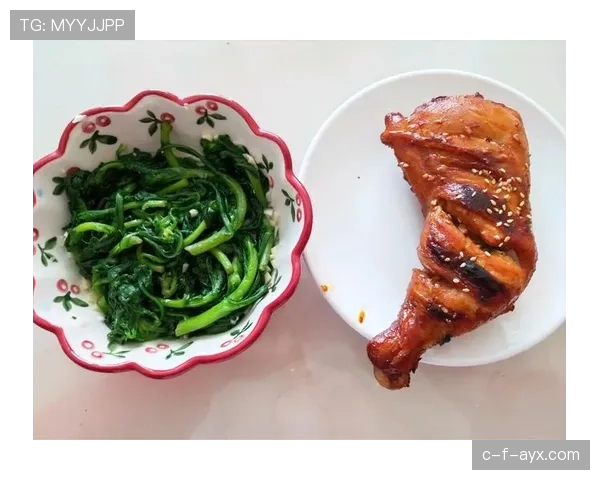 掌敏洁训练完顺手啃个鸡腿，这自律和放纵的切换也太真实了