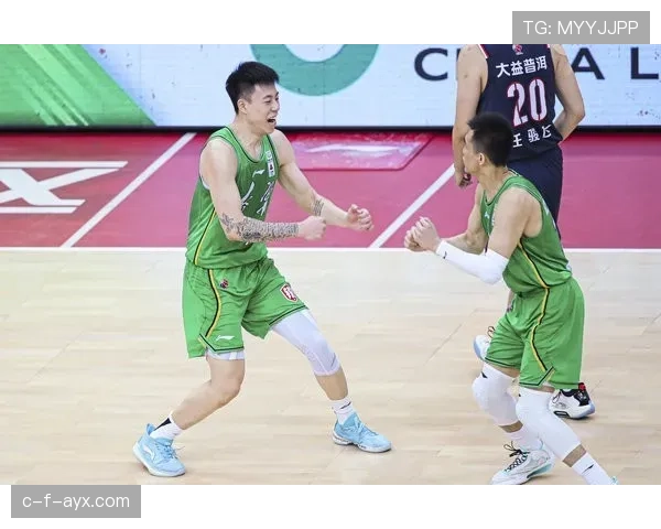 仲满穿得比老板还讲究，场下完全不像一个打球的！